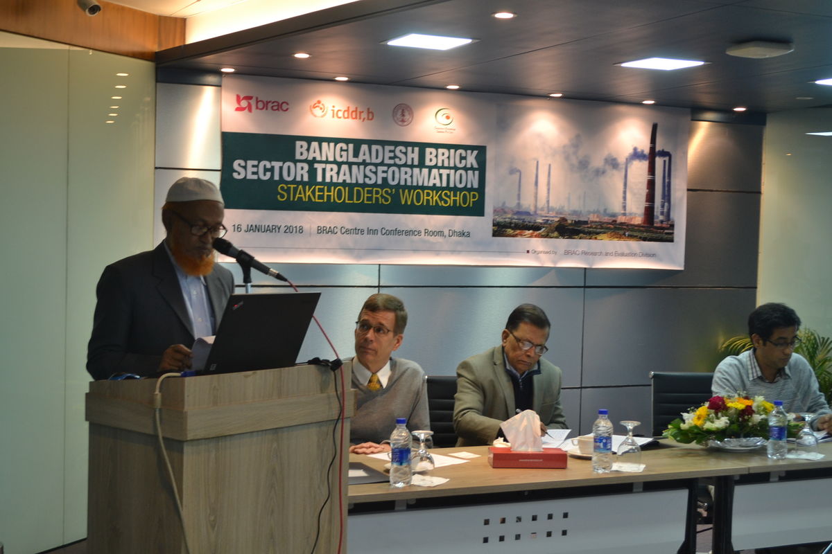 Jamil Hussain, vice president of Bangladesh’s national brick manufacturing association, at the podium in a meeting in 2018.